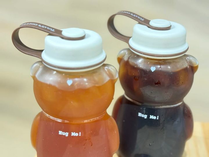 「タリーズ ベアフル ハグミーボトル」後姿