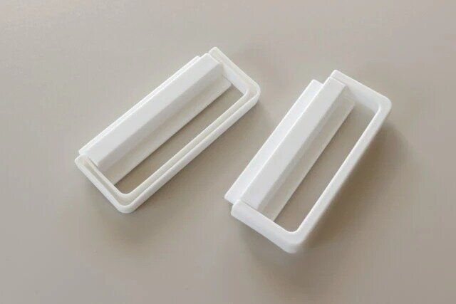 ダイソー ピタッと貼れる取っ手 可動式 Mサイズ 二個