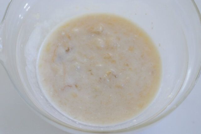 牛乳を加えて混ぜ合わせる。