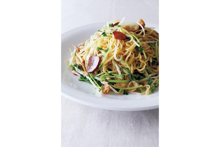 ガツンとパンチのある“にんにく醤油焼きそば”