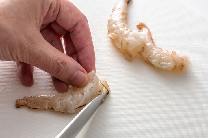 海老の下ごしらえ