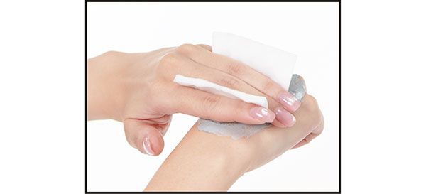 水で濡らしたコットンでゆるめてからすすぐ