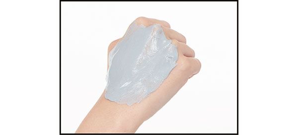 肌が隠れるくらい、たっぷり塗る