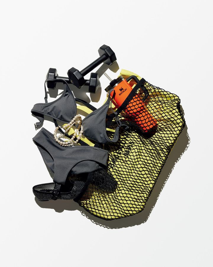 イエローのナイロン×メッシュ素材のビッグバッグ 本体 H40cm ￥247,500／BALENCIAGA（バレンシアガ クライアントサービス） ビキニトップ ￥60,500 ビキニボトム ￥40,700／ともにBRUNELLO CUCINELLI（ブルネロ クチネリ ジャパン） シューズ ￥170,500／CHRISTIAN LOUBOUTIN（クリスチャン ルブタン ジャパン） ゴールド×パールのネックレス ￥15,400／LOVE BY E.M.（イー・エム アオヤマ） パールネックレス ￥129,800／GIVENCHY（ジバンシィ ジャパン） ダンベル ￥177,650（各1kg、セットで販売）／ARMANI / CASA（ジョルジオ アルマーニ ジャパン） タンブラー 1.18ℓ ￥7,260／STANLEY（ドウシシャお客様相談室）
