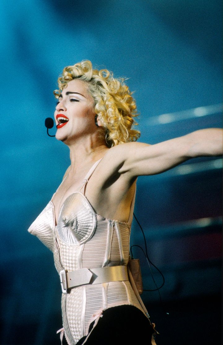 90年『Blond Ambition Tour』 にて、ゴルチエの象徴的なコルセットを纏ったマドンナ。Photo_ Getty Images
