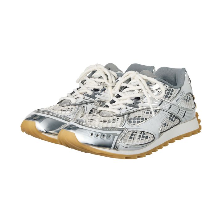 スニーカー ￥148,500／BOTTEGA VENETA（ボッテガ・ヴェネタ ジャパン）