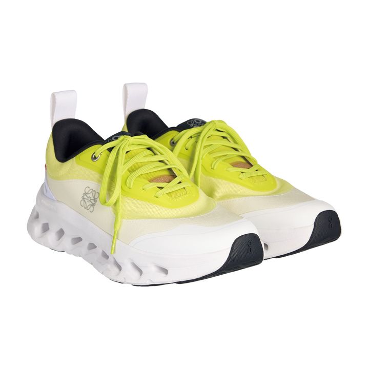 スニーカー ￥69,300／LOEWE（ロエベ ジャパン クライアントサービス）