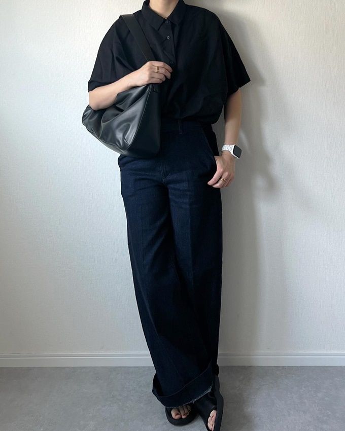 レーヨンブラウス×UNIQLOのネイビーの「ワイドトラウザージーンズ」
