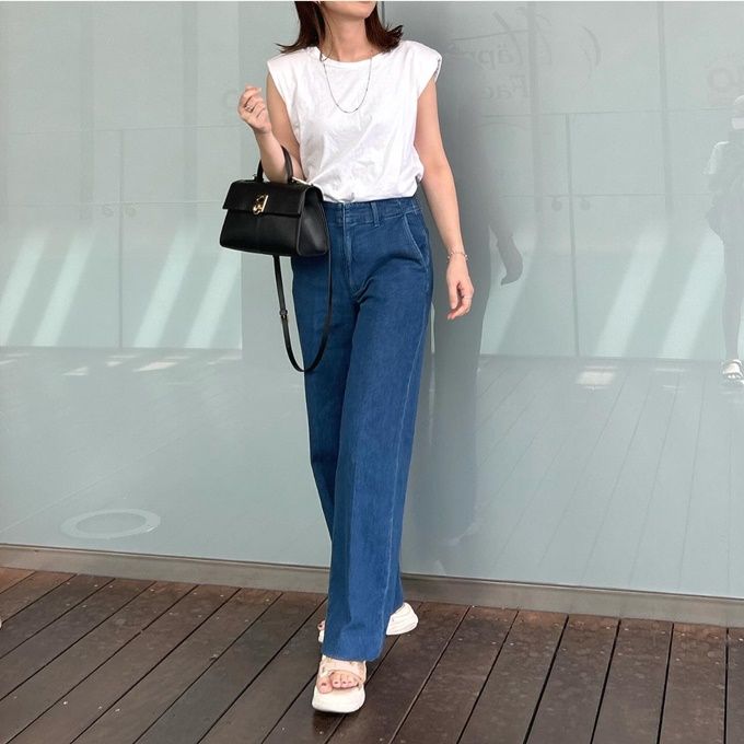 フレンチスリーブTシャツ×UNIQLOのブルーの「ワイドトラウザージーンズ」