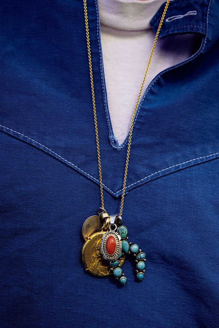 金色のメダイユ、ターコイズ、蹄、サンゴのペンダントトップ