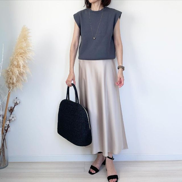 グレーニットとサテンスカートのコーデ