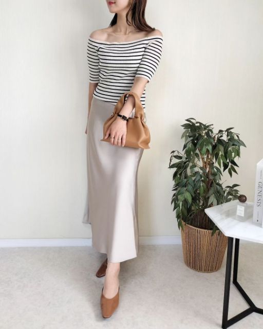 ボーダーニットとサテンスカートのコーデ