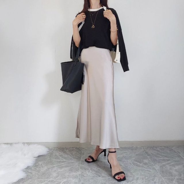 ニット×アンサンブルとサテンスカートのコーデ