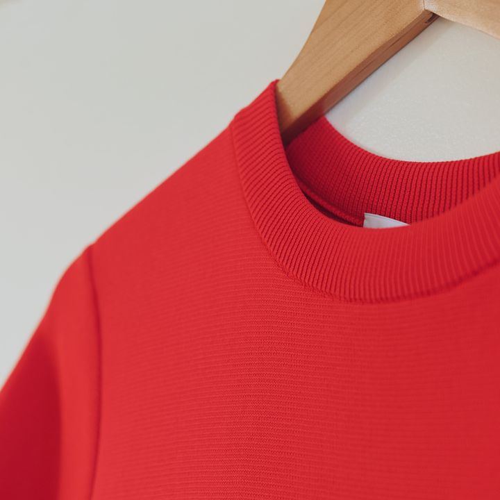 鮮やかな赤ワンピースは白いシューズで抜け感をつけて軽やかに着る。【マイスタンダードブック】