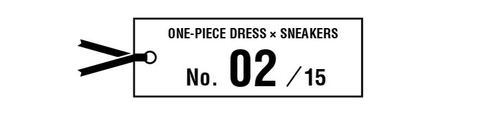 鮮やかな赤ワンピースは白いシューズで抜け感をつけて軽やかに着る。【マイスタンダードブック】