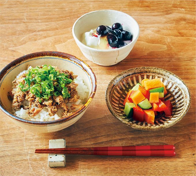 夏休みの朝ごはんに困ったら、さば缶やすし酢を使った育脳朝ごはん！「さばそぼろ丼、すし酢ピクルス、ブルーベリーヨーグルト」のレシピの画像1