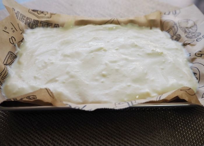 シートを敷いたバットの上に流し入れる