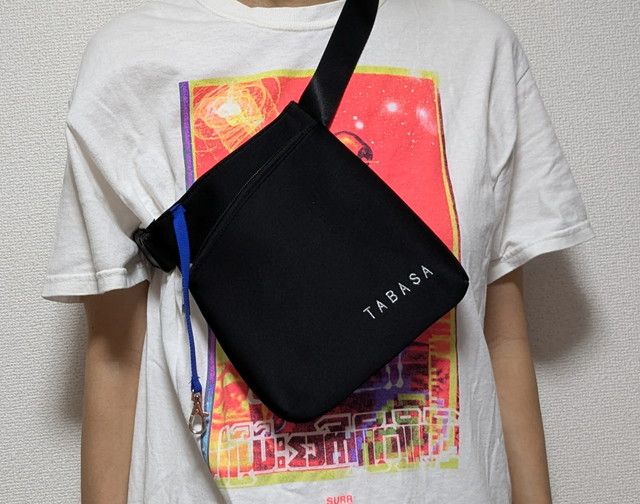 スマホポーチ肩掛けしたところ