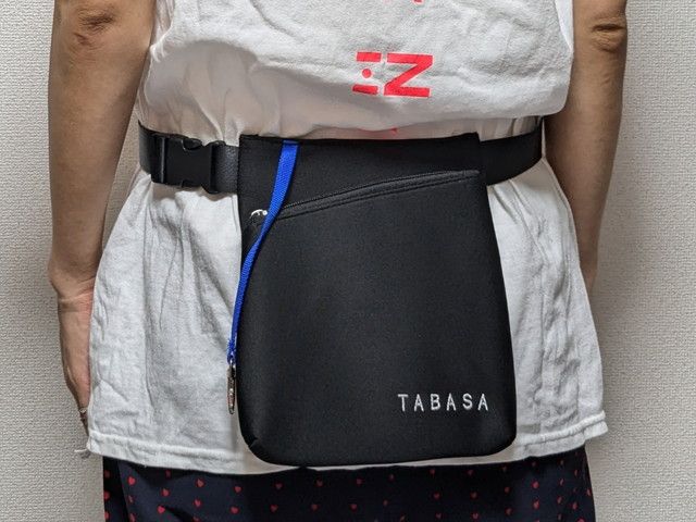 スマホポーチをウエストに付けたところ