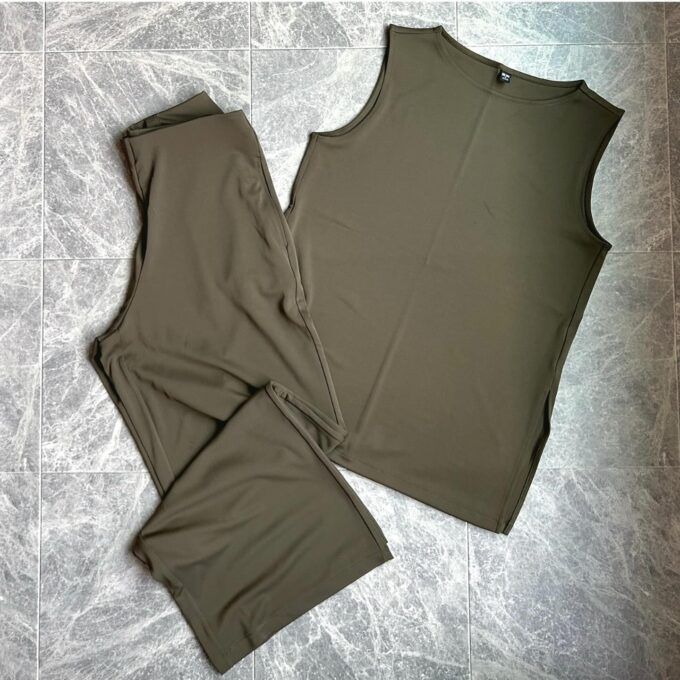 UNIQLO「クレープジャージーノースリーブT」