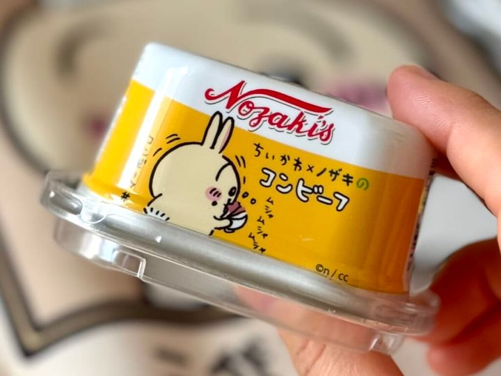 ちいかわコンビーフ、ムシャムシャとコンビーフ丼を食べるうさぎ