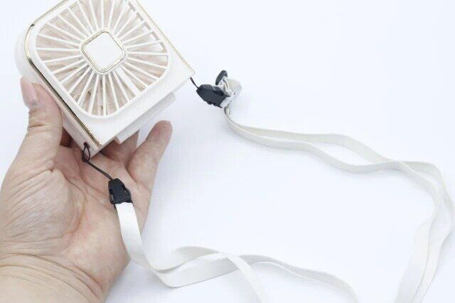 ダイソー スマホスタンドにもなる折りたたみ式ミニ扇風機