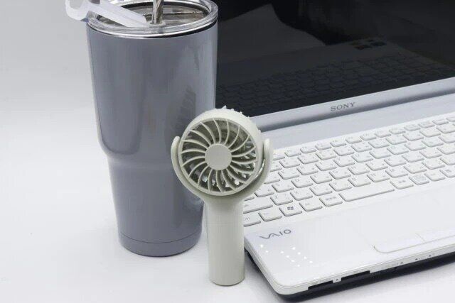 ダイソー 首振りミニ扇風機 自立する