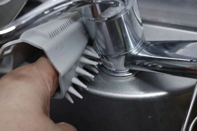 ダイソー シンク用隙間お掃除シリコーンブラシ 使用例