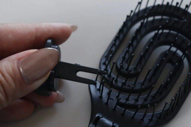 ダイソー 乾きやすいブローブラシ（折りたたみタイプ） クリーナー