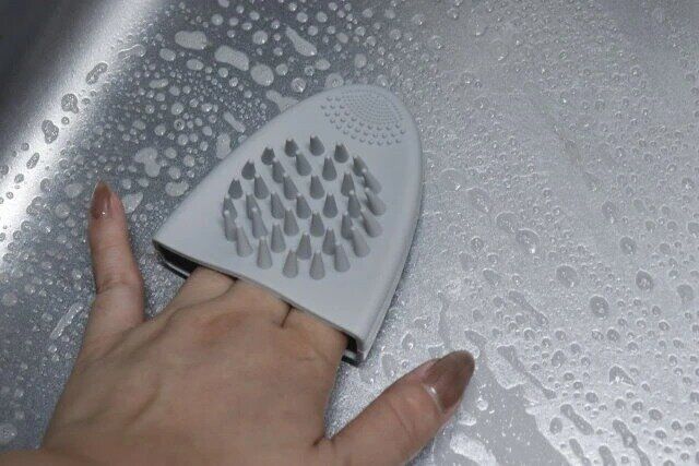 ダイソー シンク用隙間お掃除シリコーンブラシ ミトンタイプ