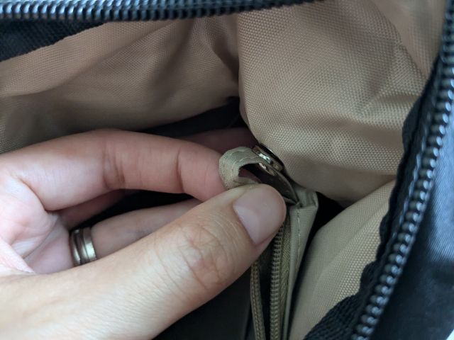 仕切りポーチの留め具部分