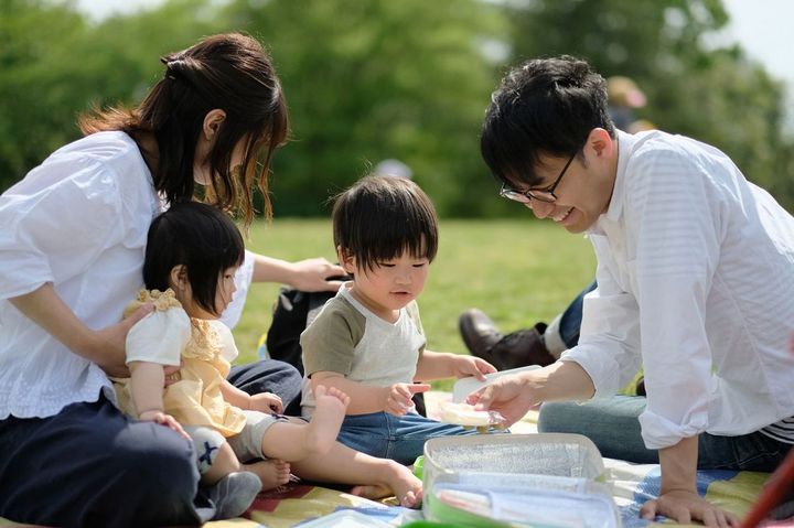 ピクニックをする家族