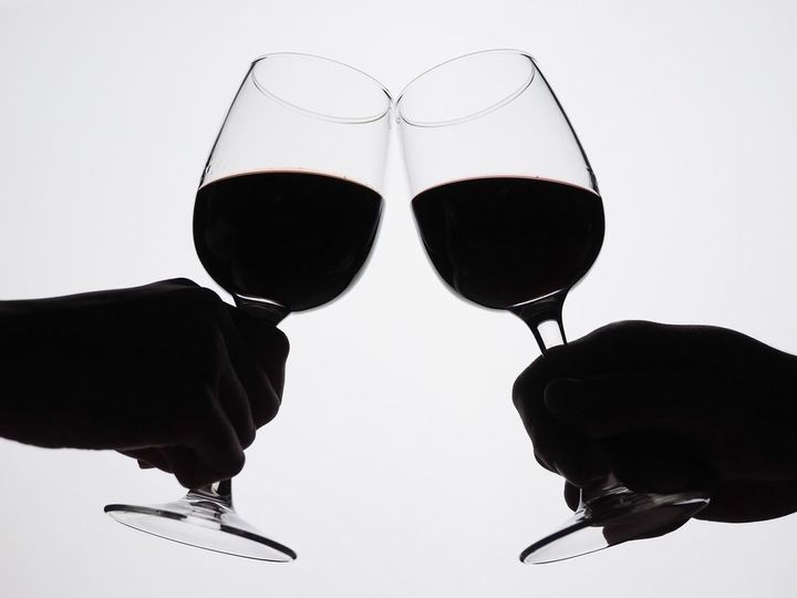 乾杯をする男女のシルエット