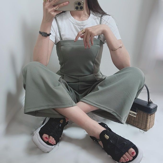 クルーネックT×GUのオリーブの「カットソーベアキャミソールサロペットパンツ」