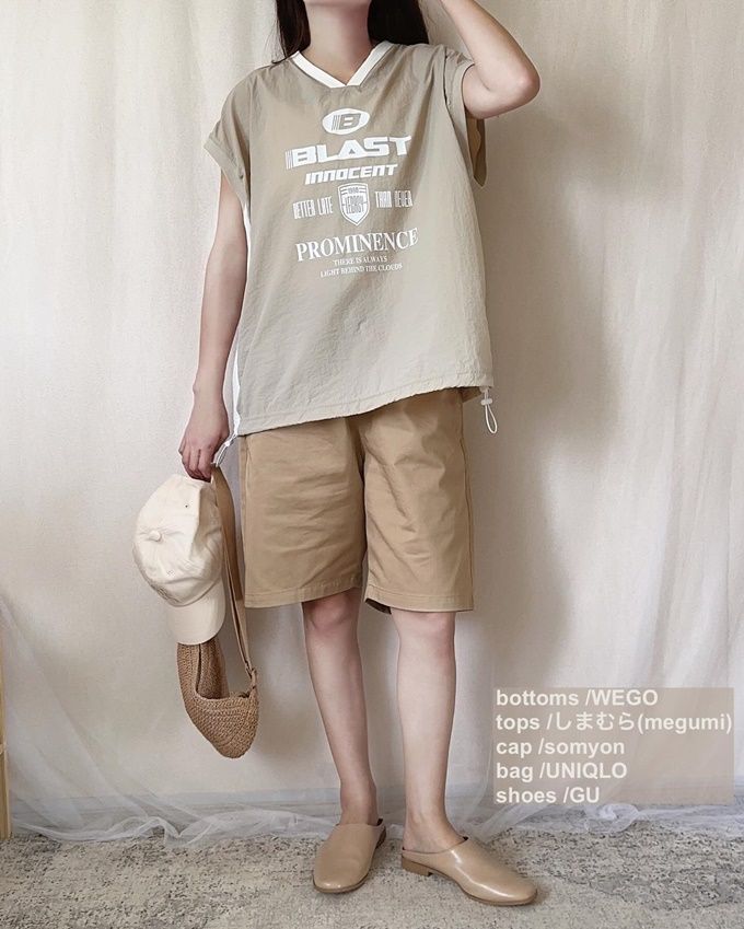 しまむらのベージュの「ユニフォームロゴプルオーバー」×リラックスイージーショーツ