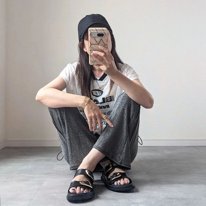 しまむらのホワイトの「ユニフォームロゴプルオーバー」×ラメフレアパンツ