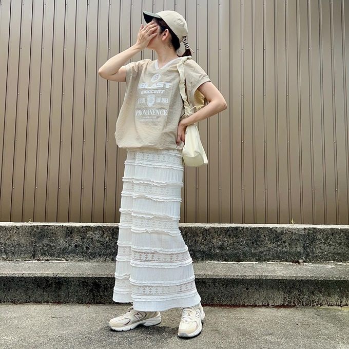 しまむらのベージュの「ユニフォームロゴプルオーバー」×レースフリルスカート