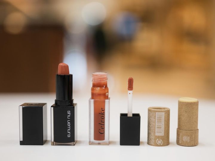 画像: 左から「シュウウエムラ アンリミテッド キヌ サテン ks bg 950」、「セルヴォーグ モイステン リップドロップ 03」、「ウカ リップバーム」／すべて本人私物 出典：ftn