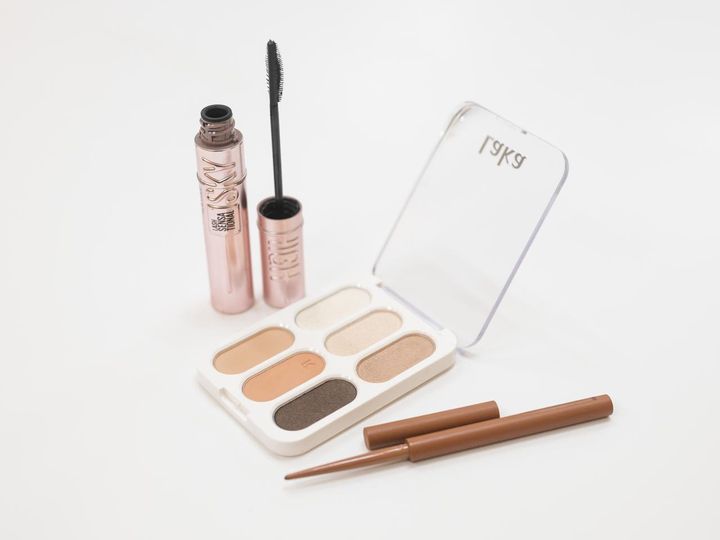 画像: 左から「メイベリン スカイハイ 01」、「ラカ フォーエバー6アイパレット 04」、「エテュセ アイエディション ジェルライナー 04」／すべて本人私物 出典：ftn