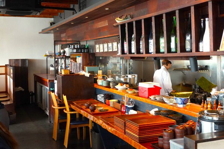 広いテラスのある「江ノ島小屋」で江ノ島を眺めていただく最高の朝ごはん♪