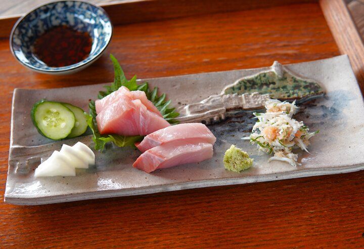 広いテラスのある「江ノ島小屋」で江ノ島を眺めていただく最高の朝ごはん♪