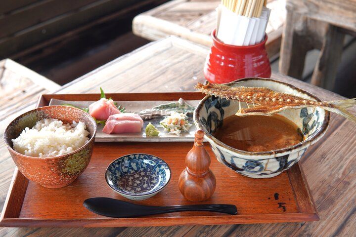 広いテラスのある「江ノ島小屋」で江ノ島を眺めていただく最高の朝ごはん♪