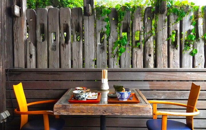 広いテラスのある「江ノ島小屋」で江ノ島を眺めていただく最高の朝ごはん♪