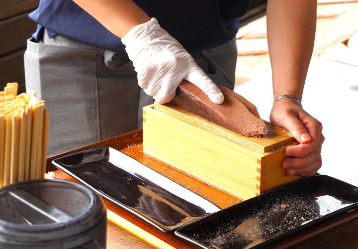 広いテラスのある「江ノ島小屋」で江ノ島を眺めていただく最高の朝ごはん♪