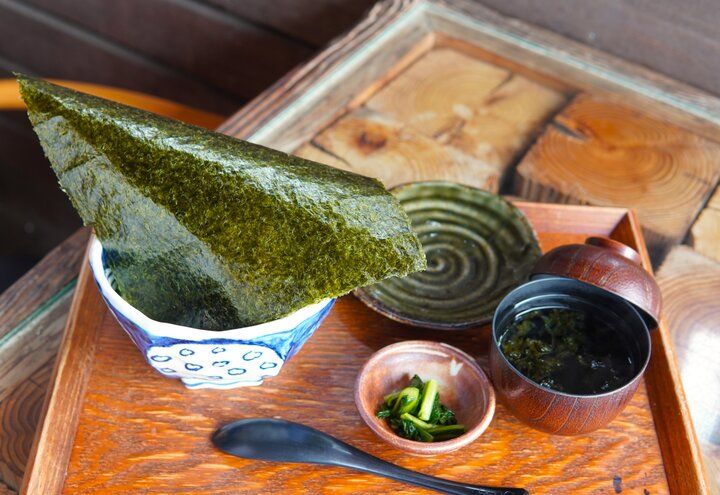 広いテラスのある「江ノ島小屋」で江ノ島を眺めていただく最高の朝ごはん♪