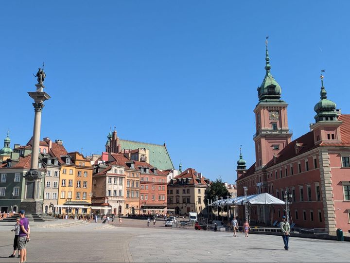 旧市街の王宮広場。ここではアコーディオン、サックス、ギターを奏でる若いミュージシャンたちが美しい音楽を演奏している。