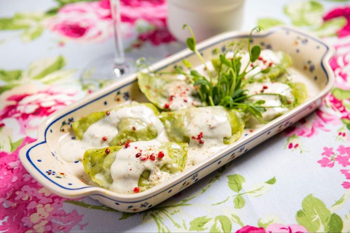 サワークリームのかかったほうれん草を皮にしたピエロギ Photo_ U Barssa