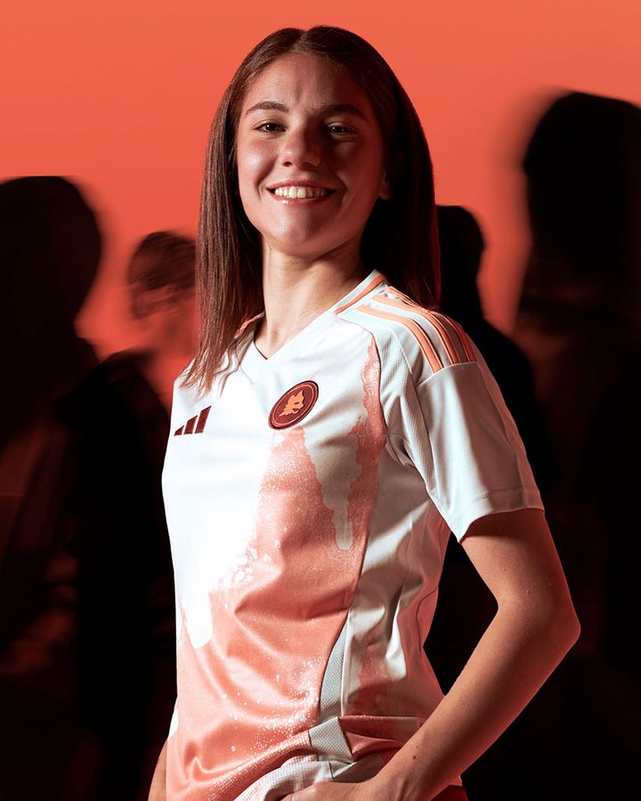 名門ローマ、2つの新ユニフォームが登場！優雅なホームは「昔のシーズンチケット」の色が復活