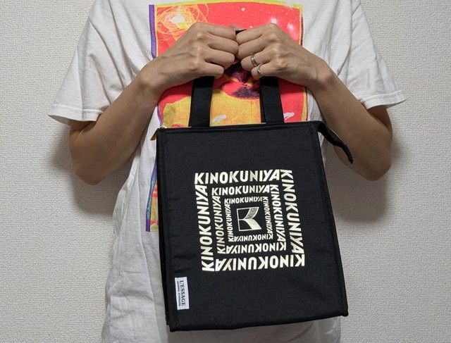 保冷バッグを手に持ったところ