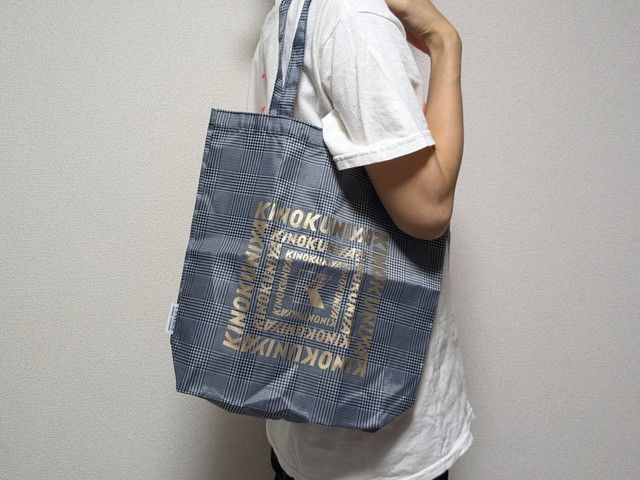 トートバッグ肩にかけたところ